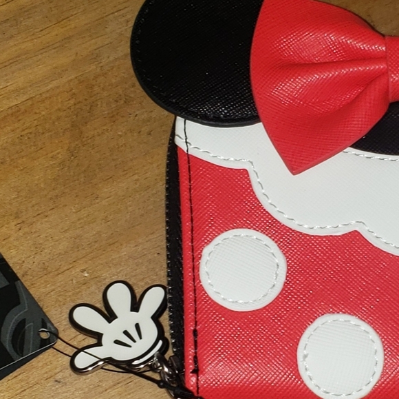 LOUNGEFLY MINNIE MOUSE ZIP AROUND WALLET NWT. - Picture 6 of 10